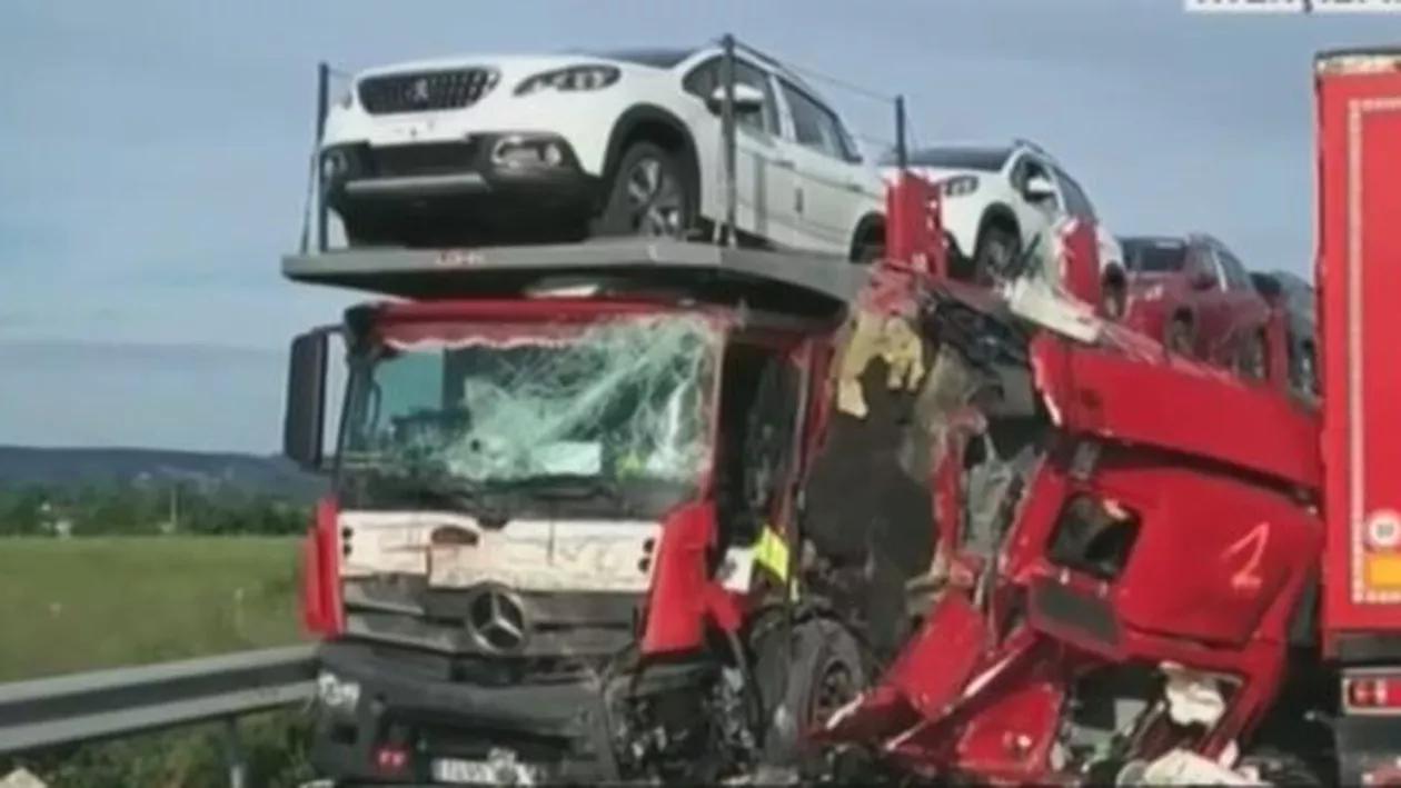 Accident cumplit în Franţa: Un şofer român a murit după ce a intrat pe contrasens şi a izbit frontal un camion (VIDEO)
