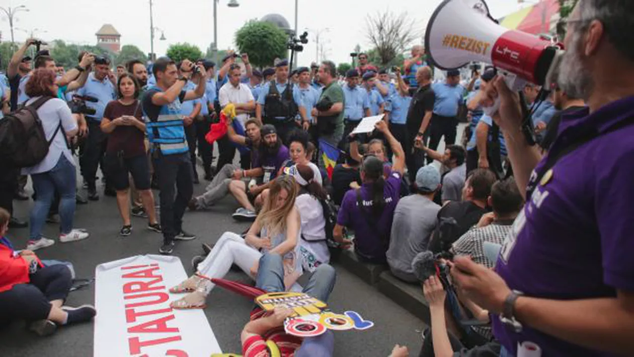 Câteva zeci de protestatari #rezist au încercat să ajungă în Piaţa Victoriei: Intervenţie rapidă a jandarmilor (VIDEO)