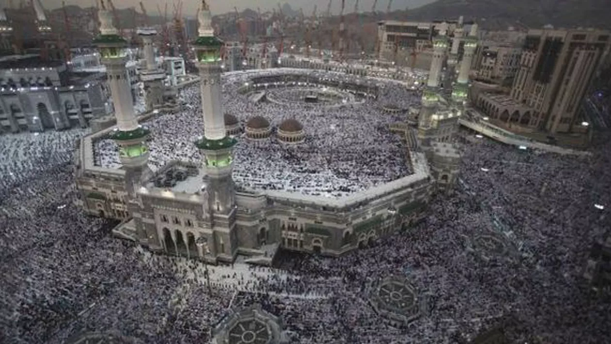 Mecca: Un bărbat s-a sinucis aruncându-se de pe acoperişul Marii Moschei