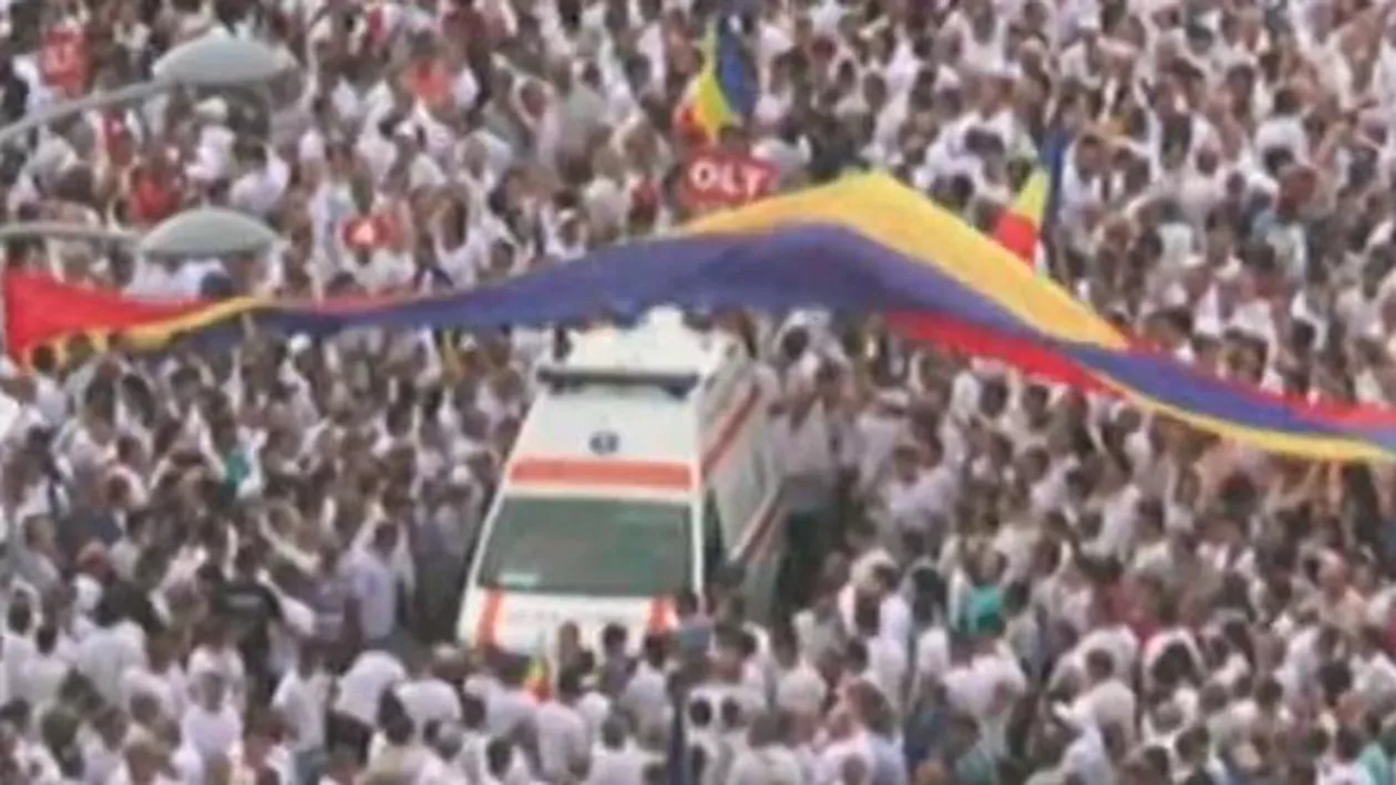 Mitingul PSD face şi victime: Ambulanţele au trebuit să intre în mulţime să acorde îngrijiri (VIDEO)
