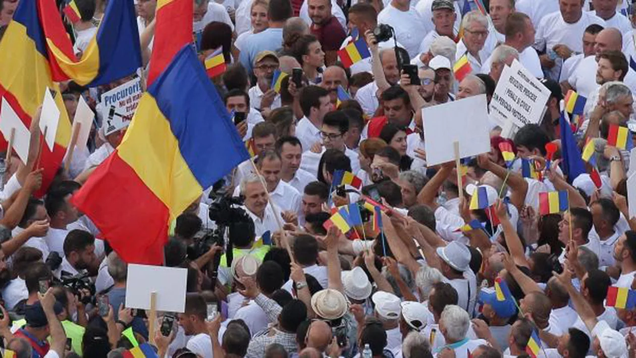 Liviu Dragnea, mişcare populistă: Baie de mulţime în drumul spre scena din Piaţa Victoriei (FOTO și VIDEO)