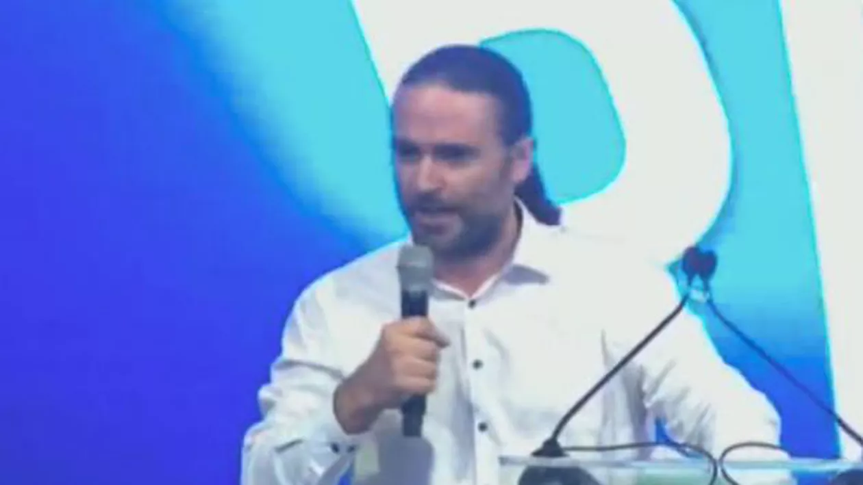 Liviu Pleşoianu s-a apucat de cântat în discursul din Piaţa Victoriei: Mulţimea nu a fost foarte dornică în a îi asculta îndemnurile (VIDEO)