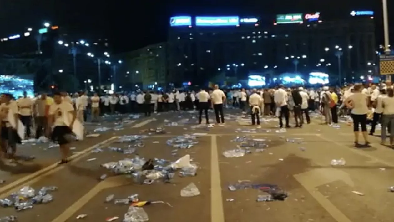 Simpatizanții PSD au lăsat în urmă munți de gunoaie după lupta cu ”statul paralel” (VIDEO, FOTO)