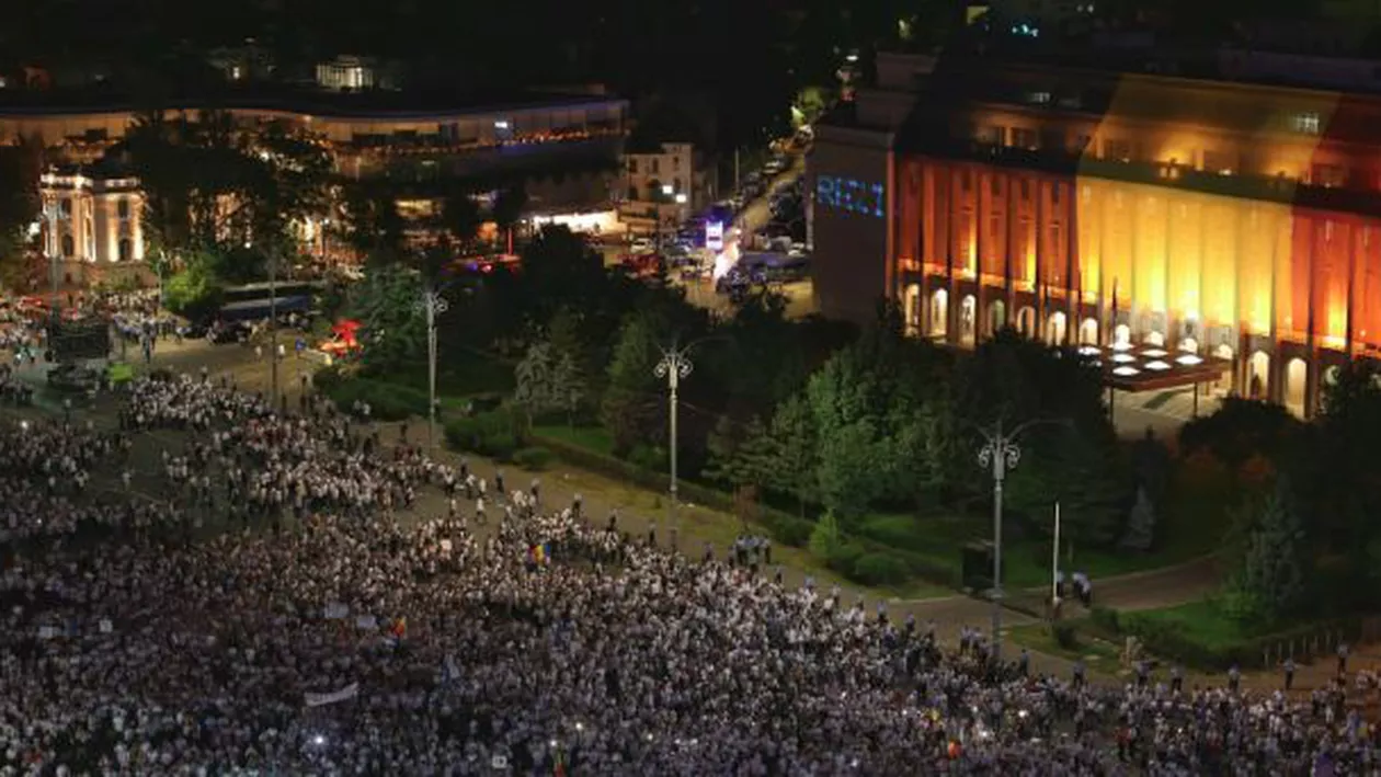 Mesajul #REZIST, proiectat pe clădirea Guvernului chiar când Dragnea tuna împotriva ”statului paralel” (FOTO)