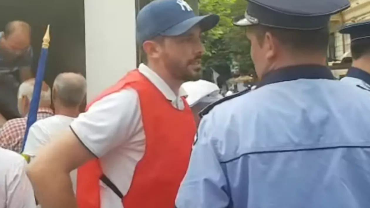 Nu s-a putut abține... Un membru al echipei PSD a vândut apa care trebuia distribuită gratuit (VIDEO)