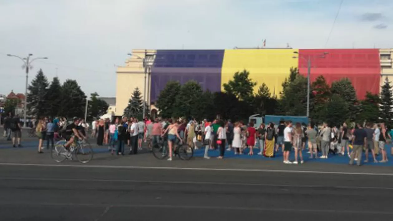 Peste 1.000 de persoane participă în Piaţa Victoriei la un protest de răspuns la mitingul PSD (VIDEO)