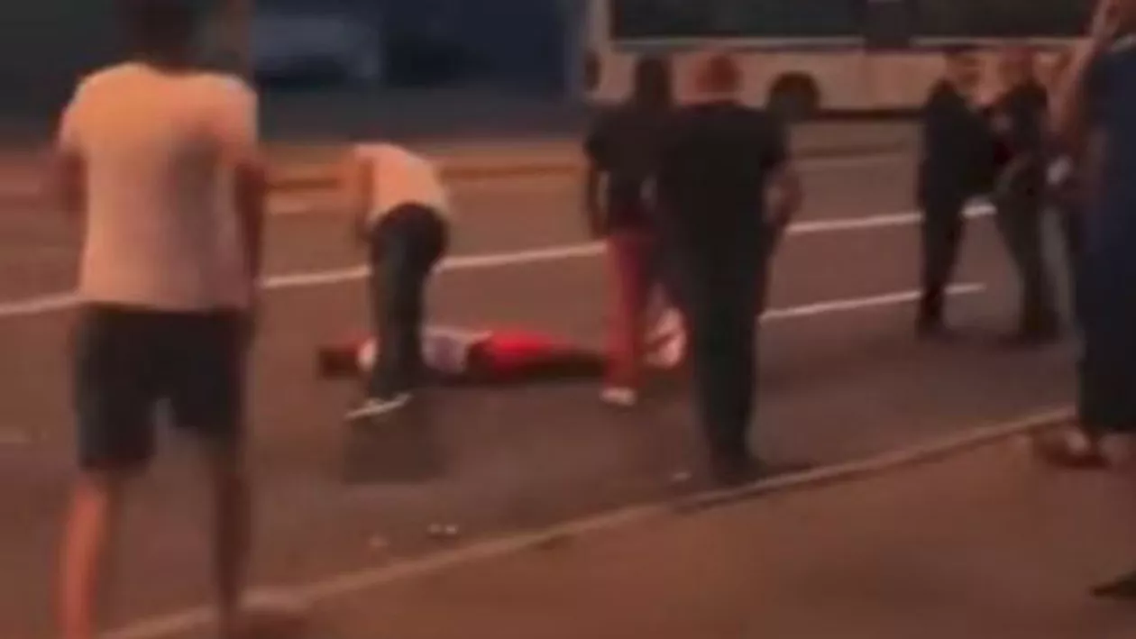 Caz şocant la Baia Mare! Tineri bătuți până la inconștiență în plină stradă (VIDEO)