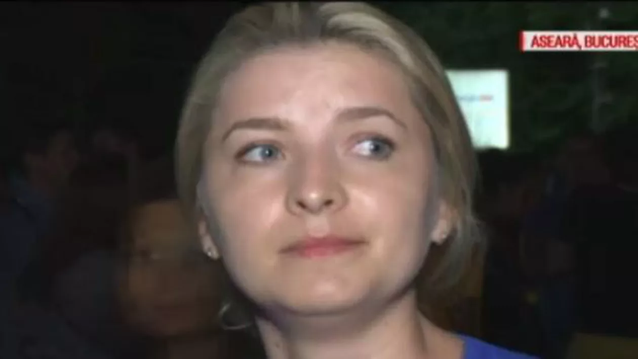 Cu lacrimi în ochi, Iulia a protestat duminică în Piața Victoriei: Am făcut două facultăţi ca să fiu nevoită să plec din ţară
