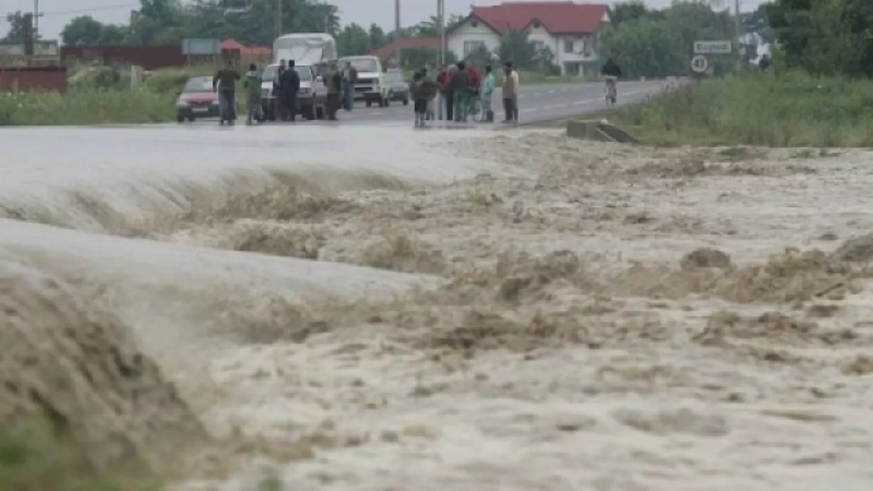 Pericol de inundații pe zeci de râuri din țară: Avertizări cod portocaliu și galben emise de hidrologi (FOTO)