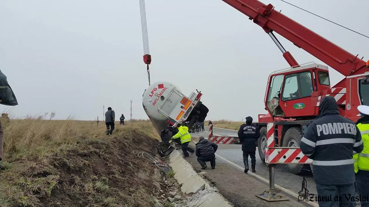 Iași: Cisternă cu dioxid de carbon lichid răsturnată. Pompierii au securizat zona