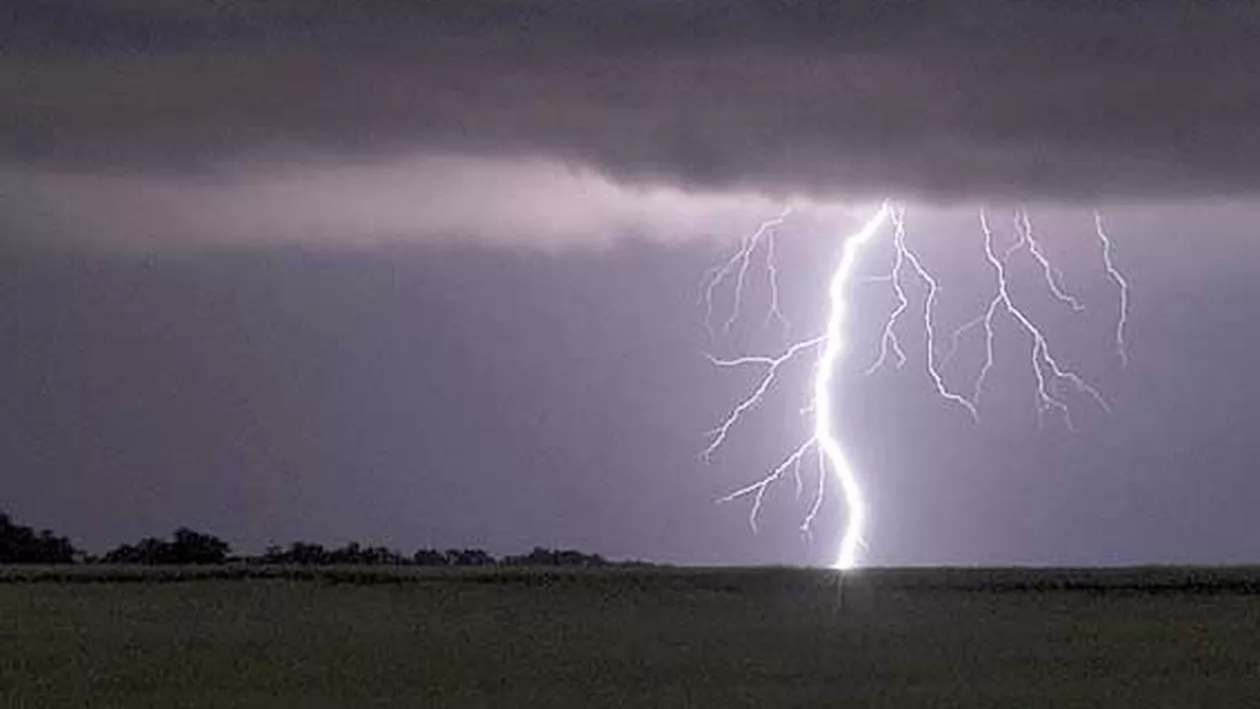 Mehedinți: Un bărbat a fost ucis de trăsnet