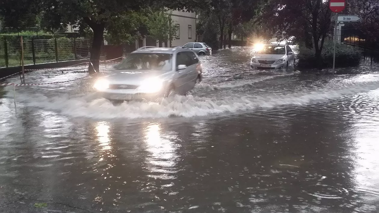 IMAGINI APOCALIPTICE în România! Furtunile au făcut ravagii: Oameni MORȚI, case lovite de trasnet, zeci de localităţi sub ape (VIDEO)