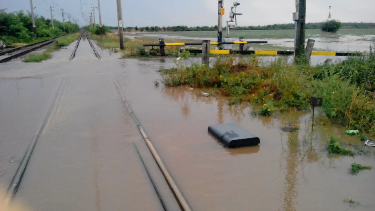Circulaţia trenurilor, afectată de fenomenele meteo. ANM: URGIA CONTINUĂ!