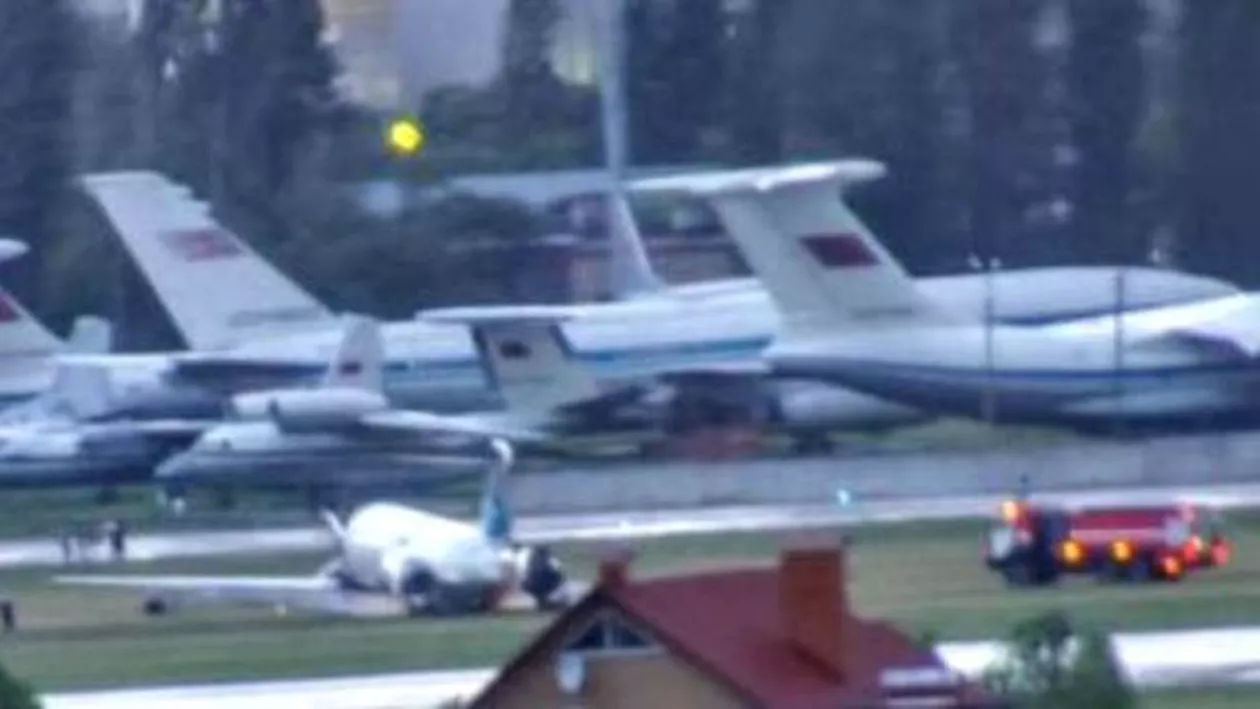 HAOS ÎN AER! Un AVION cu 169 de pasageri la bord a aterizat în afara pistei în Kiev (FOTO)