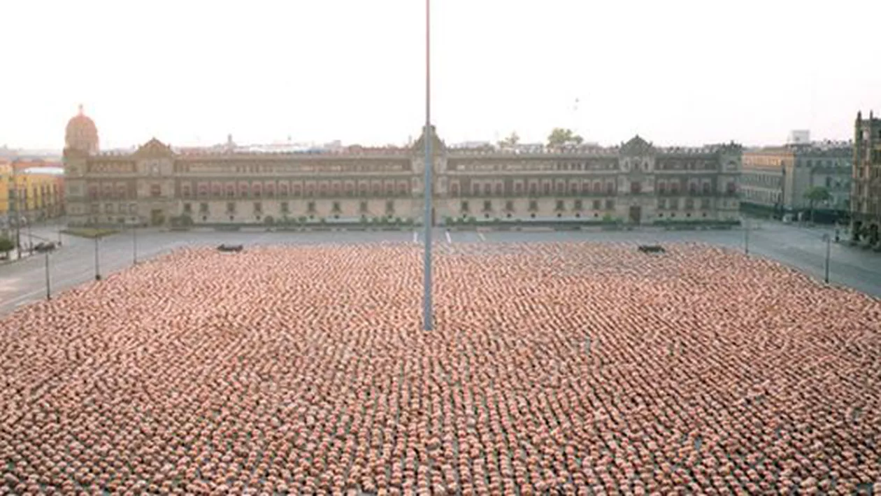 11.000 de persoane vor poza nud în parcarea unui supermarket