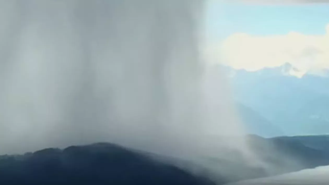 TSUNAMI CĂZUT DIN CER. Fenomen RAR, surprins de un alpinist (VIDEO)