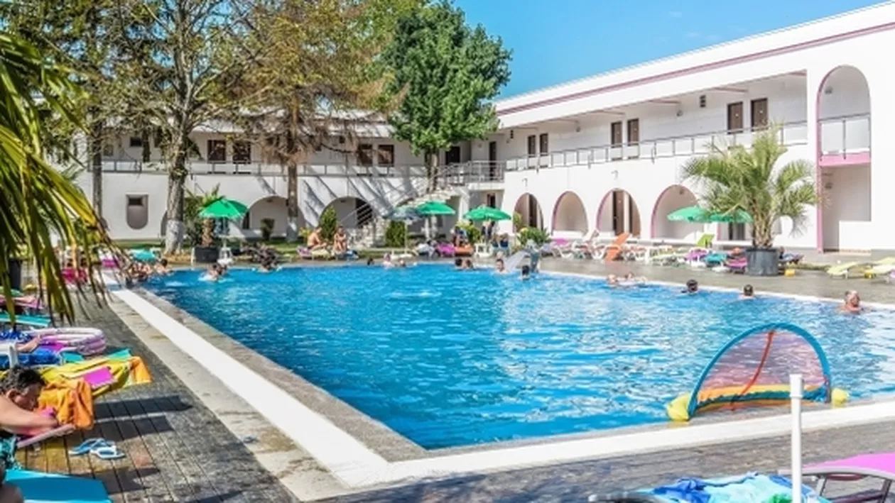 Hotel de pe litoral, în FLĂCĂRI: Pompierii au intervenit de urgență