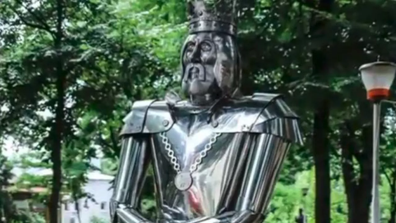 DARTH VADER sau ROBOCOP? Statuia lui Mircea cel Bătrân stârneşte CONTROVERSE la Giurgiu (FOTO)