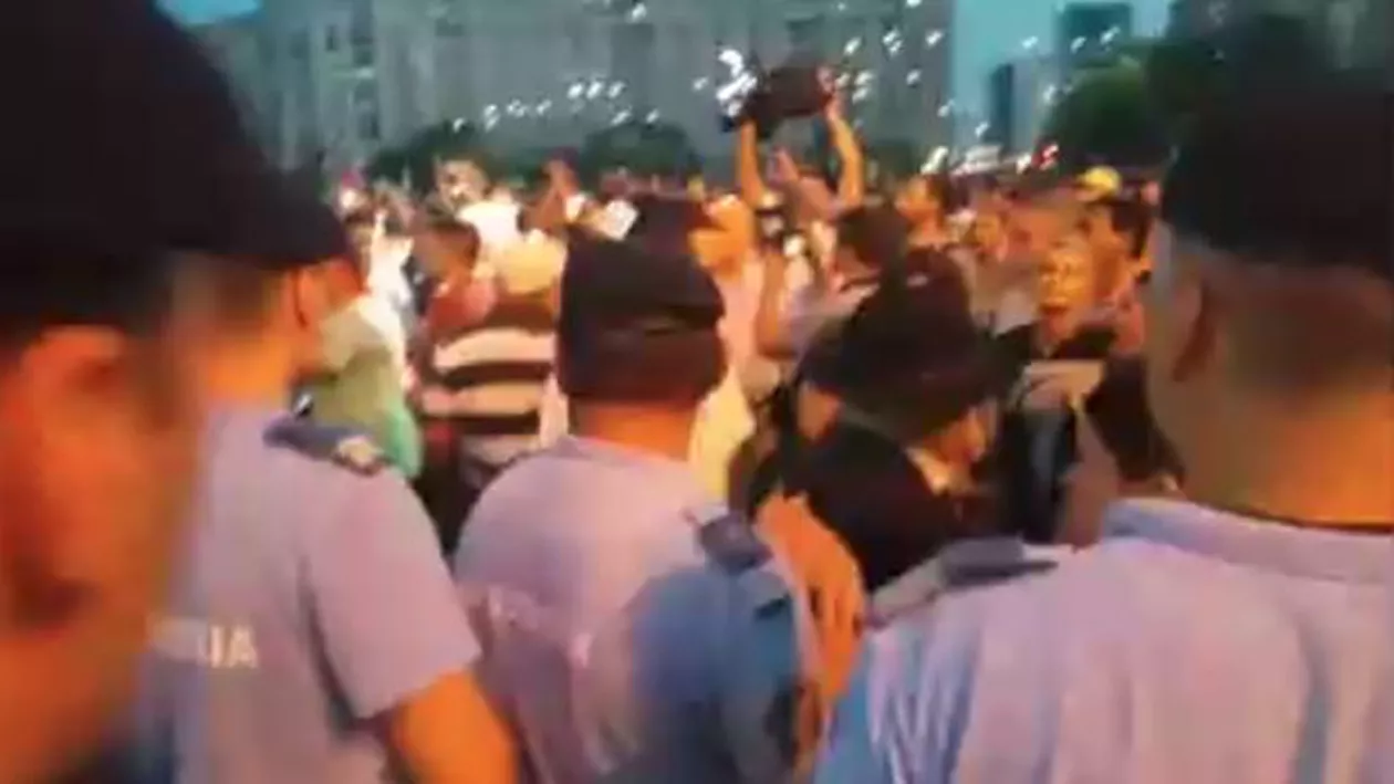 Momente incredibile la protestul din Piaţa Victoriei: Mihai Şora a fost încercuit de jandarmi (FOTO)