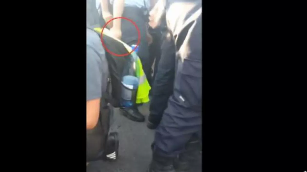 Protestul din Piața Victoriei: Jandarm, filmat în timp ce folosea spray lacrimogen, pe ascuns, în mijlocul manifestanților (FOTO, VIDEO)