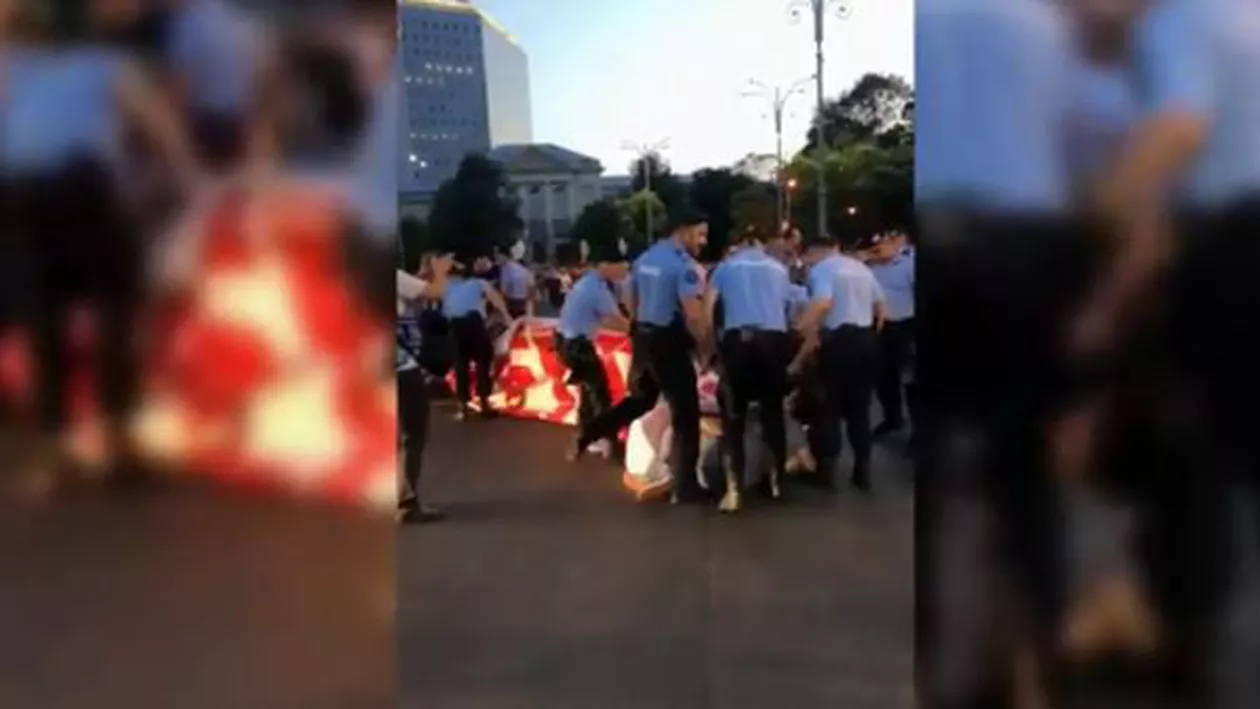 Jandarm filmat când calcă cu intenție un protestatar anti-PSD, în Piața Victoriei (VIDEO)