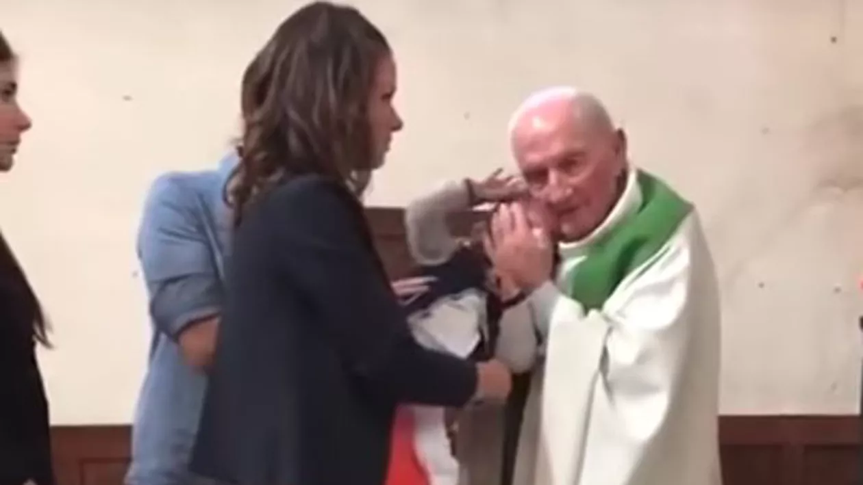 IMAGINI ŞOCANTE. Un preot LOVEŞTE un COPIL în timpul botezului pentru că nu se oprea din plâns (FOTO, VIDEO)