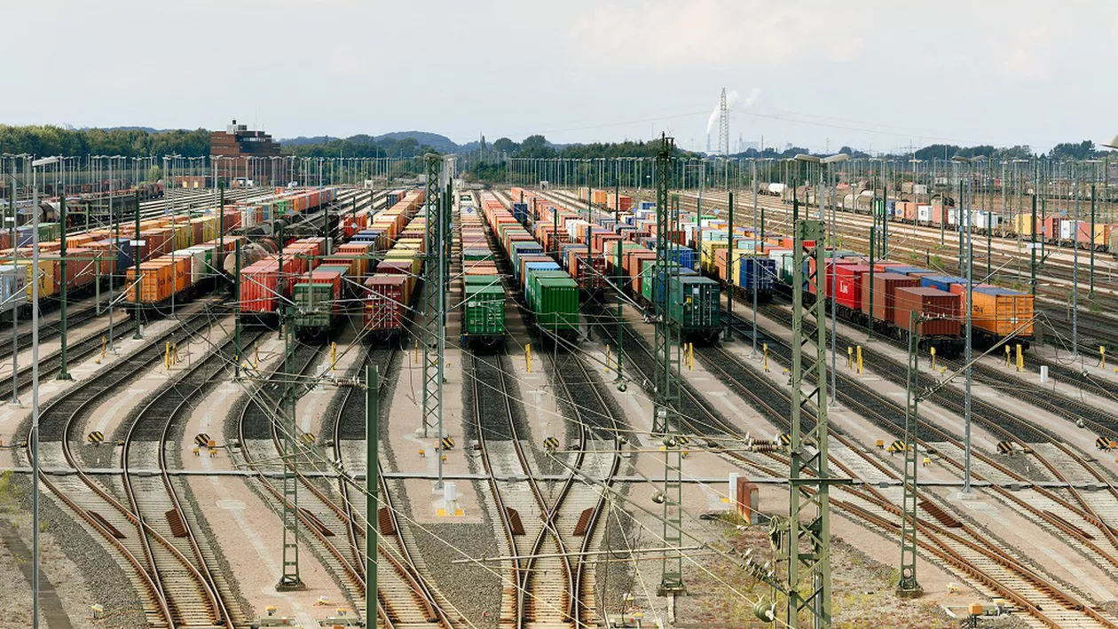 La ani lumină distanță de civilizație! Trenurile de marfă merg cu 15 km/h în România. Alte țări plănuiesc să transporte produsele cu trenuri de mare viteză