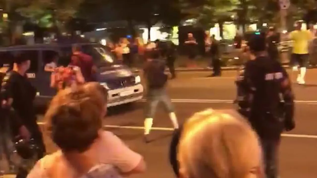 Șocant! Șoferul unei dube de jandarmi încearcă să treacă peste protestatarii #rezist (VIDEO)
