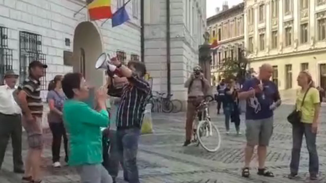 Sibiu: Peste 100 de persoane se bucură în Piaţa Mare de sentinţa primită de Liviu Dragnea (VIDEO)