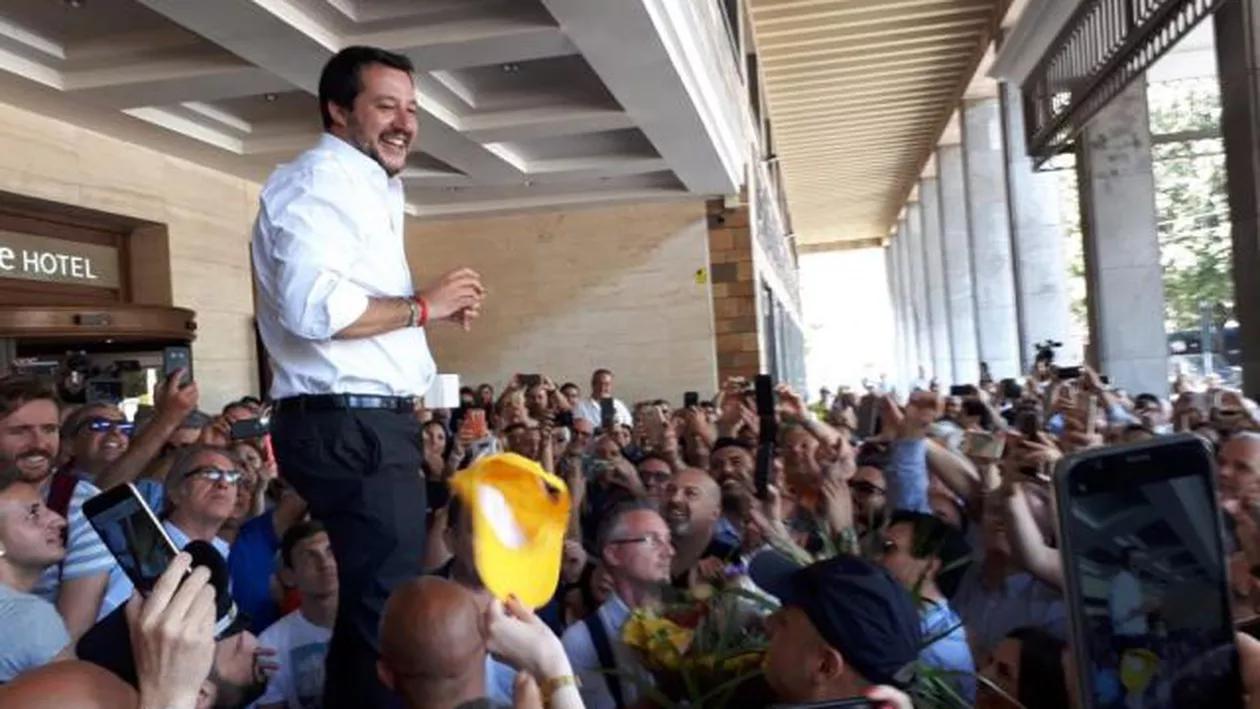 Italia: Ministrul de interne îl ameninţă pe un cunoscut scriitor că îl va lăsa PE MÂNA MAFIEI. 'Este ULTIMA dintre problemele mele!'