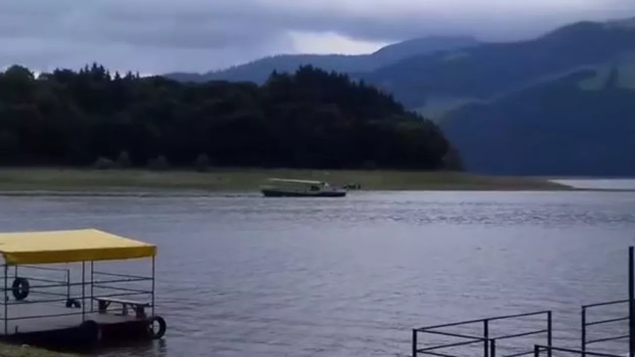 Vas PLIN cu turişti, în DERIVĂ pe Lacul Izvorul Muntelui! Salvatorii intervin chiar ACUM pentru recuperarea celor 24 de persoane (VIDEO)