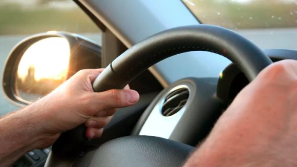 Galați: Un tânăr fără permis a fost prins conducând o maşină luată cu bani furaţi de la o bătrână