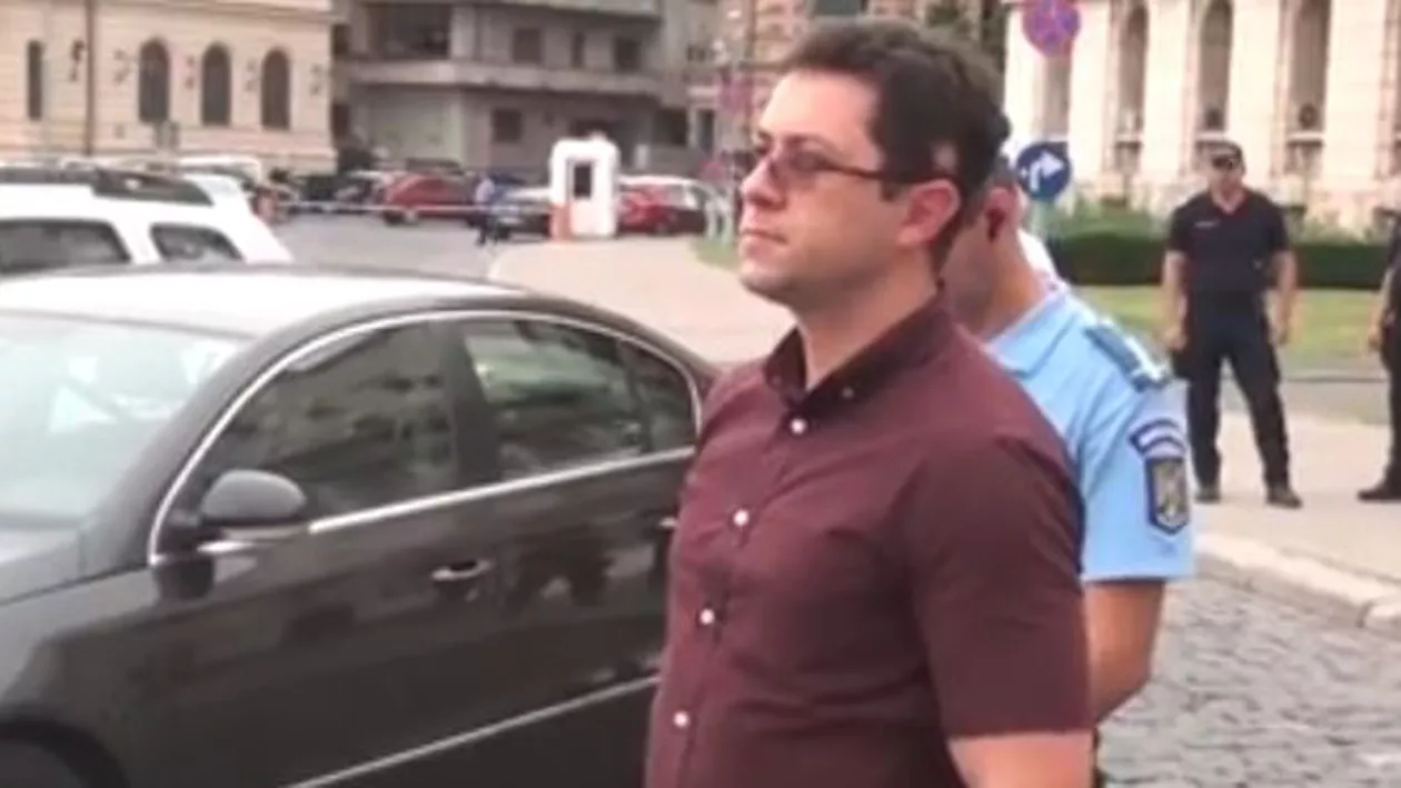 Cine este ''cetăţeanul'' cu staţie care stă printre jandarmi şi legitimează protestatarii (VIDEO)