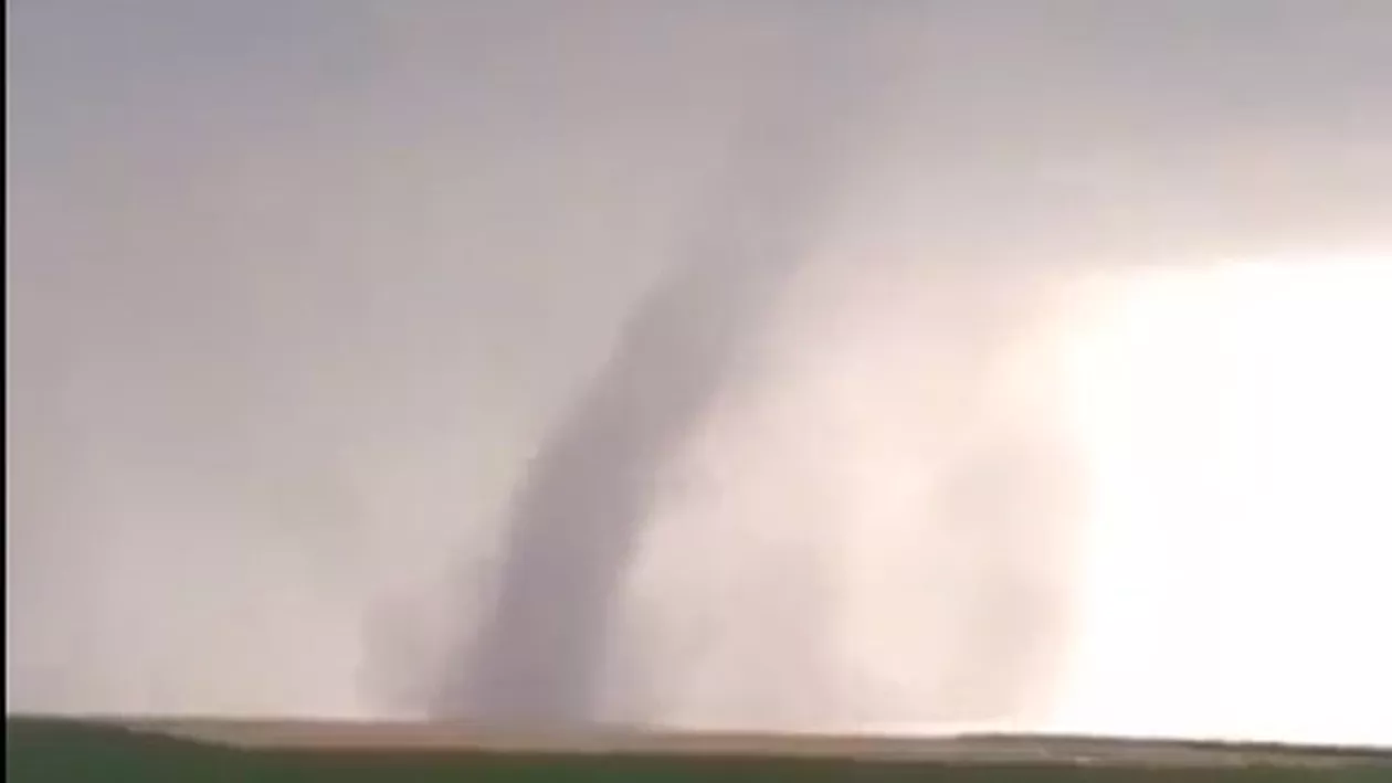 Vremea la extreme: O tornadă a fost surprisă în apropiere de Galaţi (VIDEO)