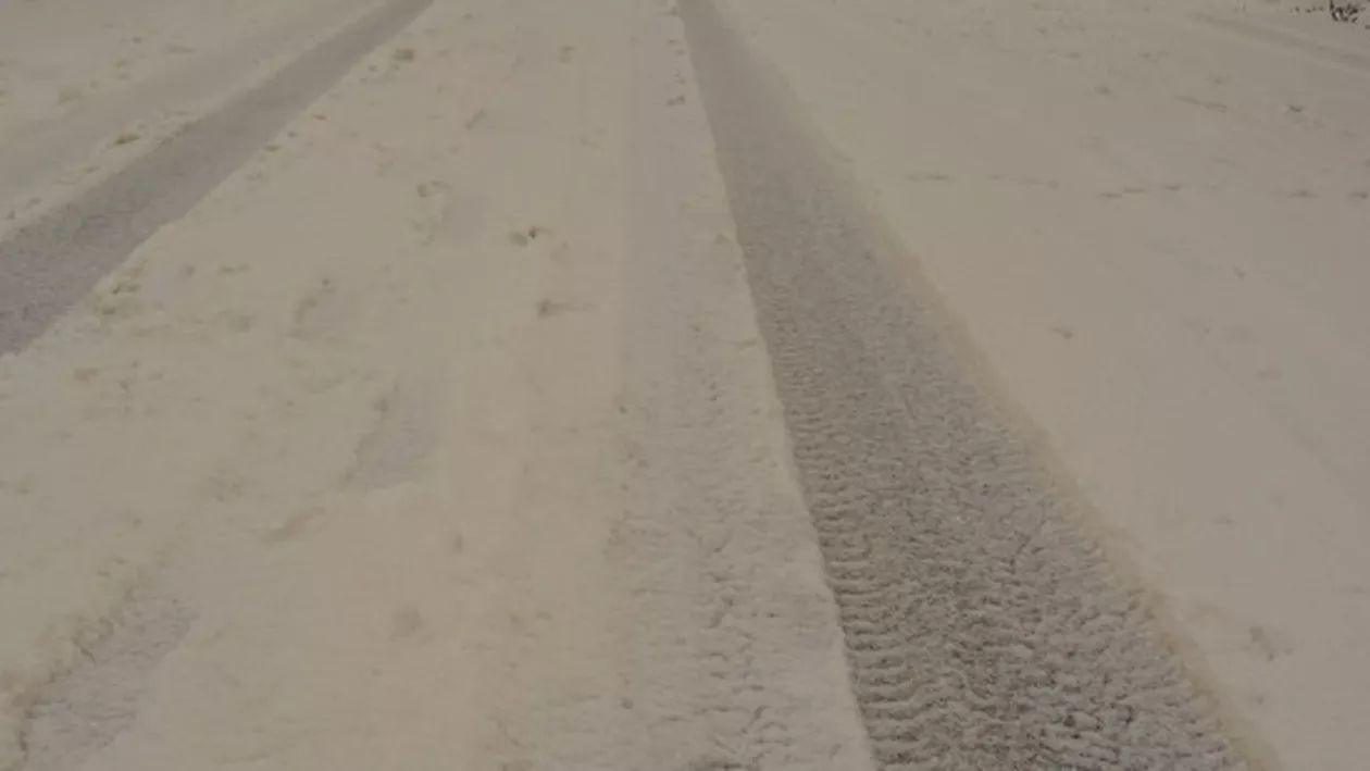 NINGE în România! Strat de zăpadă de câțiva centimetri, în plină vară: Ce zonă este afectată (VIDEO)