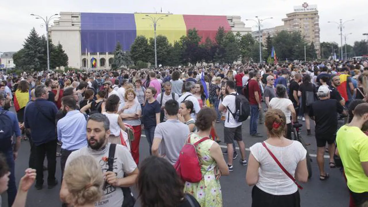 Un nou protest antiguvernamental în Piaţa Victoriei. Protestatarii i-au cântat lui Dragnea 'Mulți ani primească, la mulți ani!' (VIDEO)