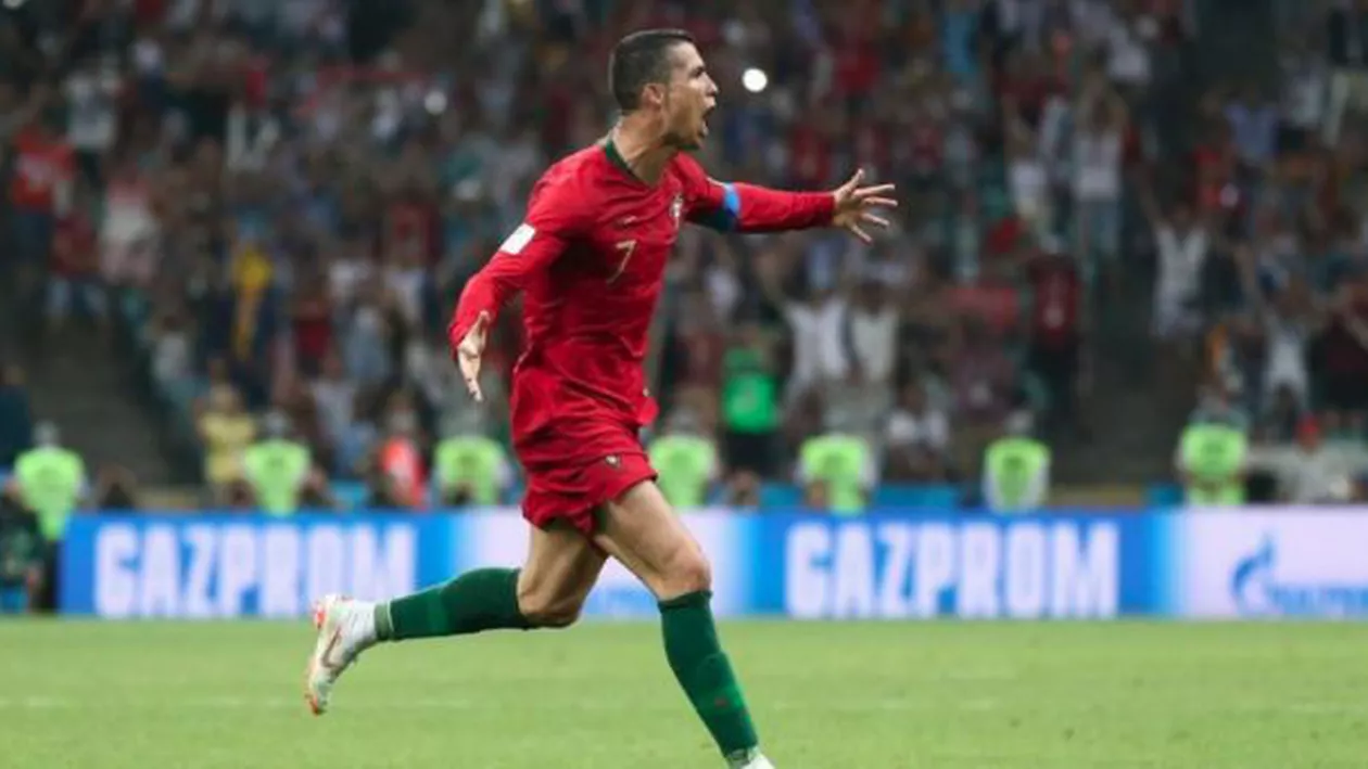 Cristiano Ronaldo, supărat pe fanii iranieni: Ce gest a făcut starul lui Real Madrid către suporterii care petreceau în faţa hotelului portughezilor (FOTO, VIDEO)