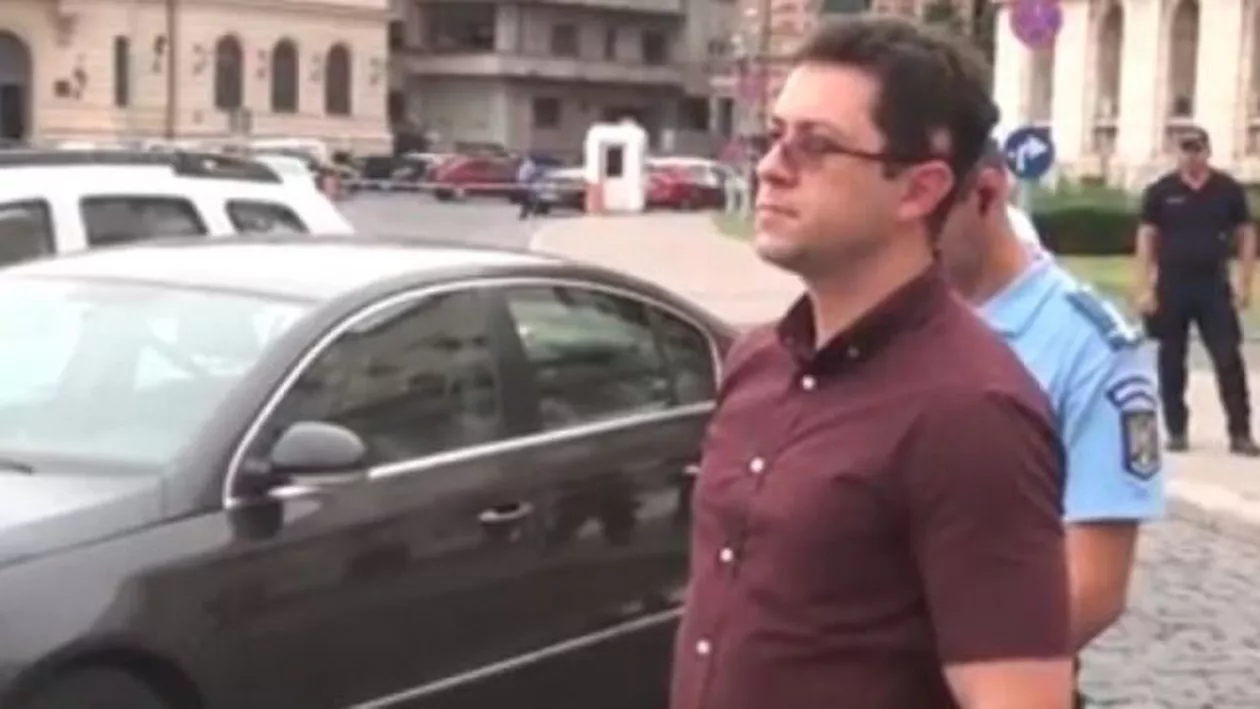 S-a aflat cine este 'cetăţeanul' cu staţie care legitimează protestatari: Ce funcţie ocupă acesta în jandarmerie (VIDEO)