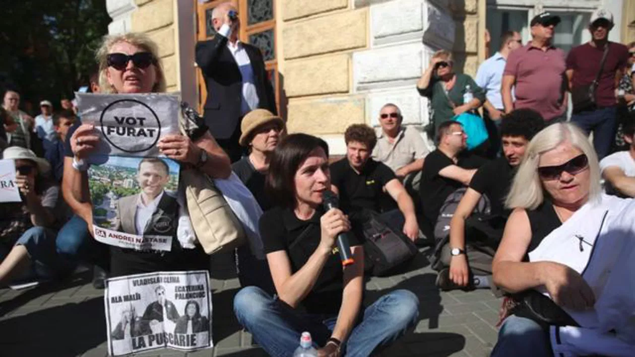 Numeroase persoane au blocat toate intrările în Primăria Chişinău în semn de protest pentru anularea mandatului câştigat de Andrei Năstase (FOTO)
