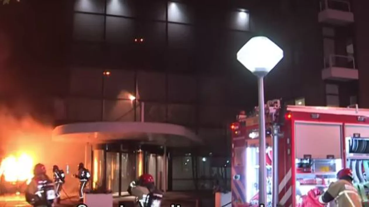 Incident GRAV la sediul celui mai MARE ZIAR din Olanda! O dubiță a intrat în sediu, iar apoi a luat foc (VIDEO)