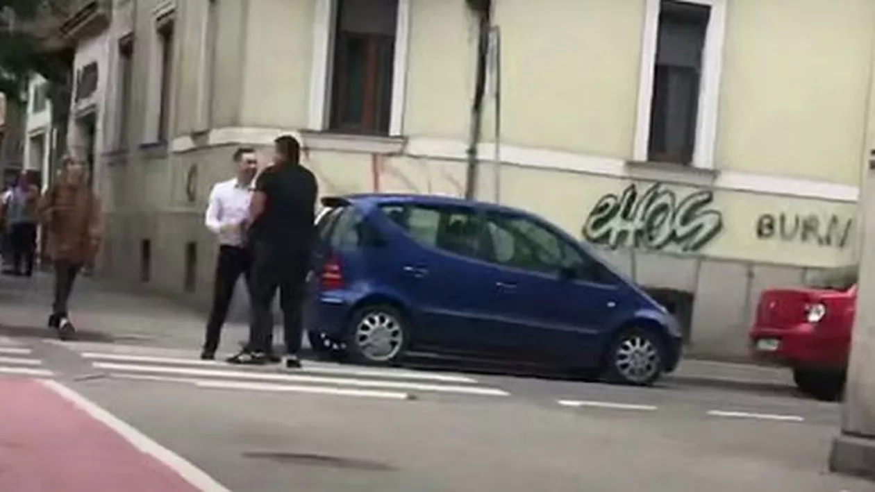 BĂTAIE ca-n filme în fața Tribunalului Cluj! (VIDEO)