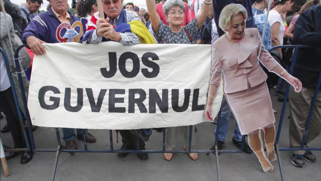 Aproximativ 5.000 de persoane protestează în faţa Parlamentului în timpul dezbaterii moţiunii de cenzură a Guvernului Dăncilă (VIDEO)