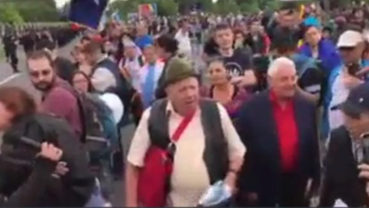 INCIDENT. Un contramanifestant PSD, scos de jandarmi de la protestul împotriva Guvernului (VIDEO)