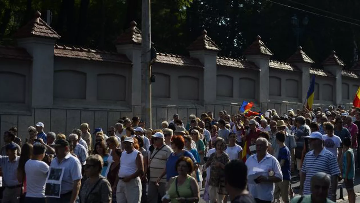 LOVITURĂ pentru KLAUS IOHANNIS! Palatul Cotroceni asaltat de protestatari! Se cere DEMISIA preşedintelui (VIDEO)