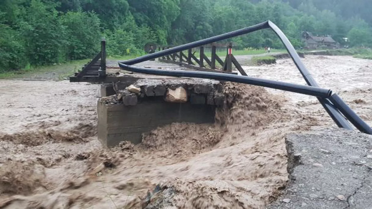 Situaţie de criză în ţară: Cod roşu de inundaţii, sute de oameni evacuaţi şi zeci de drumuri blocate, iar furtunile nu se opresc (VIDEO)