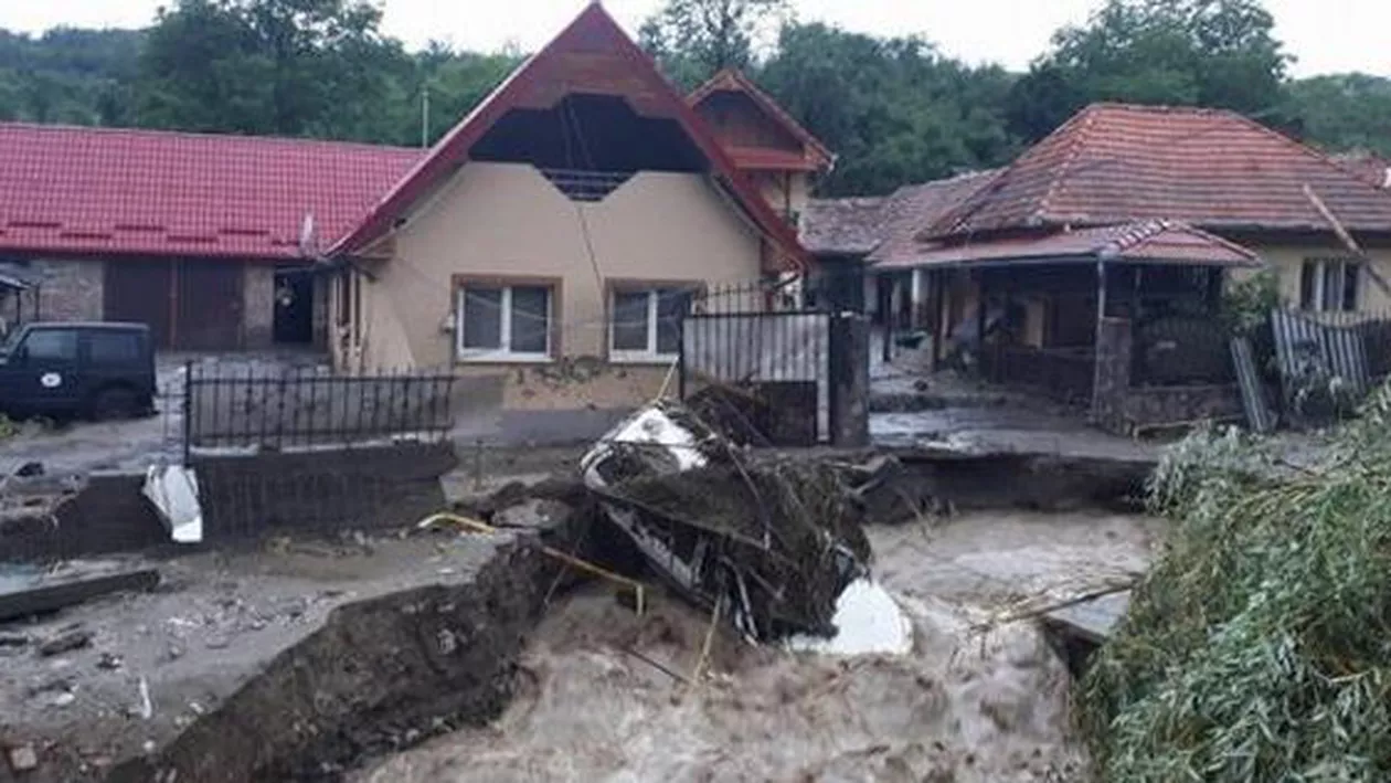 Ultima oră: A MURIT! Ea e PRIMA VICTIMĂ a inundaţiilor, în România! Casa în care locuia S-A PRĂBUȘIT peste ea