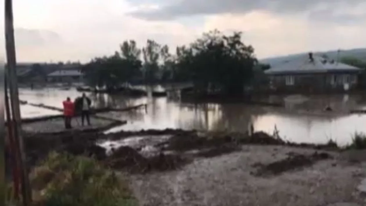 A fost ca un TSUNAMI! Mărturiile CUTREMURĂTOARE ale oamenilor LOVIȚI de FURIA apelor