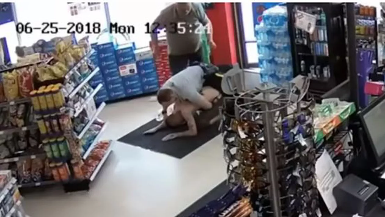 Și HOȚI, și PROȘTI. Cum s-au făcut de RÂS doi tineri prinși că au furat (VIDEO)