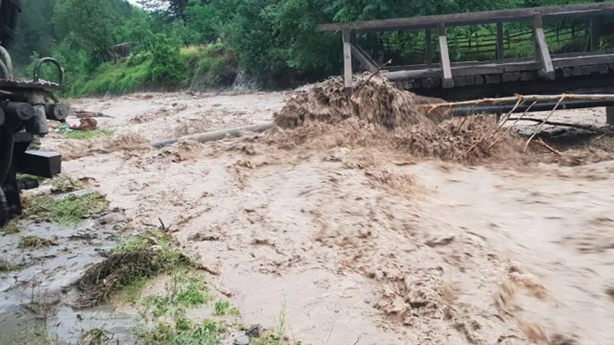 Inundațiile au făcut PRĂPĂD în România! Sute de case, curţi şi străzi au fost afectate (VIDEO)