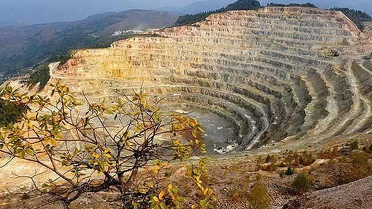 UNESCO amână, la cererea României, discutarea dosarului Roşia Montană pentru includerea în patrimoniul mondial. ''Pericolul cel mai grav la adresa Roşiei Montane este chiar Guvernul''